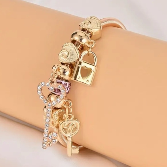 Bangle Golden Key Lock Pendant Bracelet Trendy Synthetic Crystal Bracelet -NWT - Picture 1 of 6